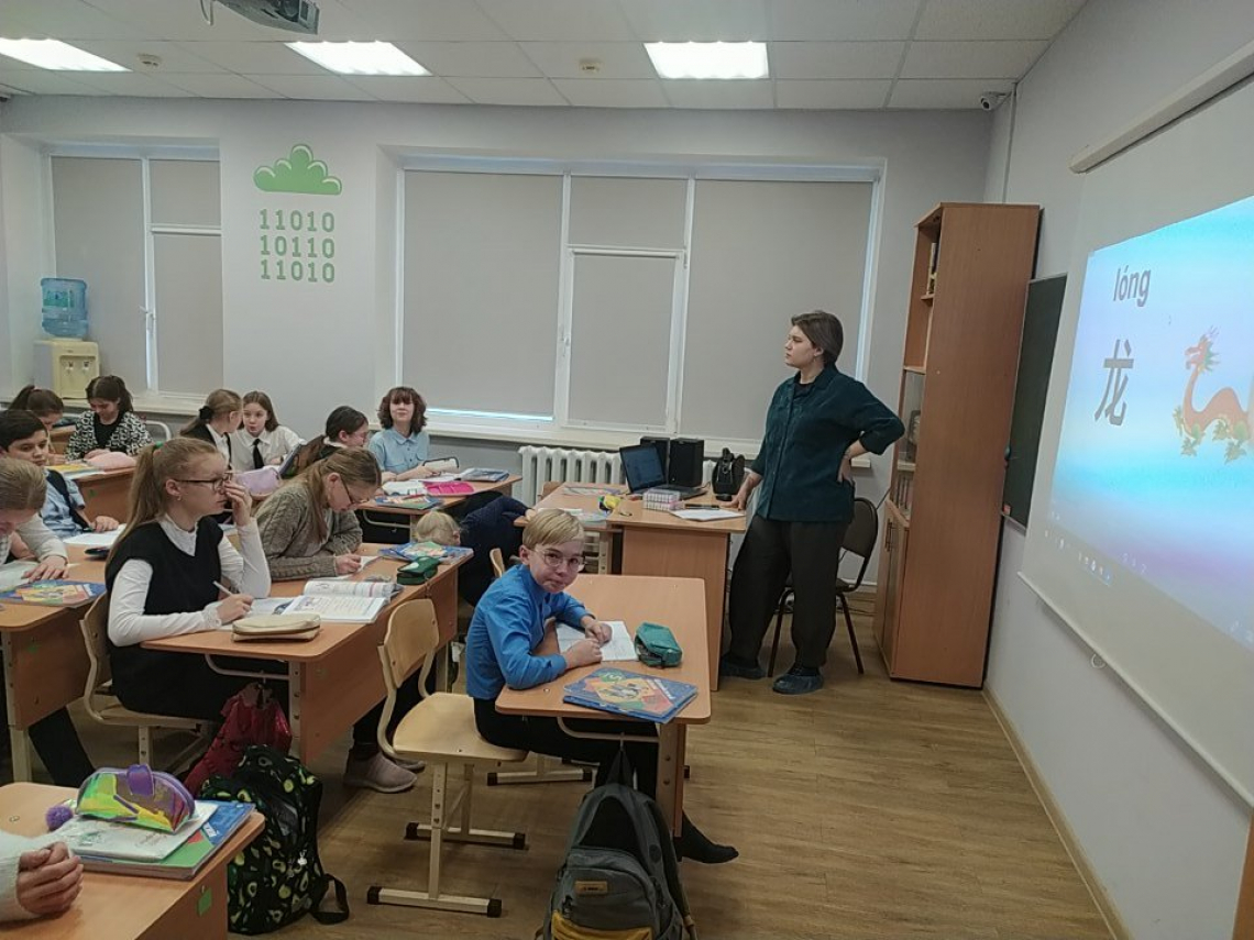16 января в нашей школе прошел мастер-класс для учеников 5 б класса, изучающих китайский язык.